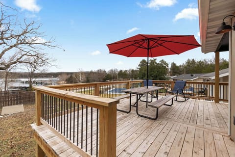 Sunny days and relaxation vibes ✨☀️ Enjoying the perfect outdoor escape on the deck! 