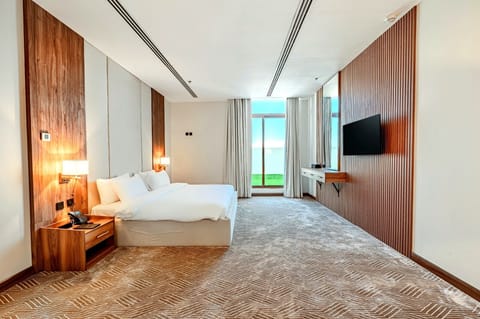Junior Suite | In-room safe, laptop workspace, soundproofing, iron/ironing board