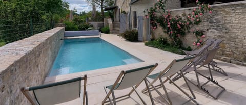 Vue depuis piscine sur côté sur maison et face sud - La Jonchère_2560px x 1080px_0042