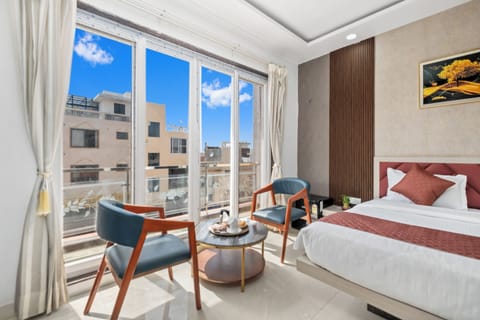 Family Suite | Free minibar items, in-room safe, desk, laptop workspace