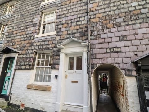 32 Crescent Street