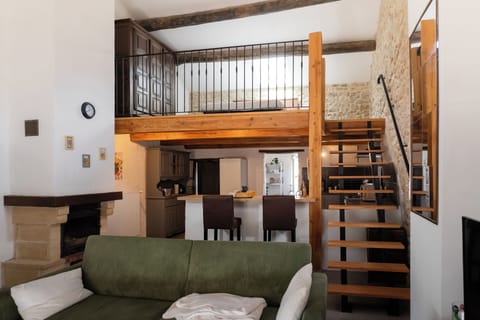 Vue sur le loft, entre confort et charme de la pierre.