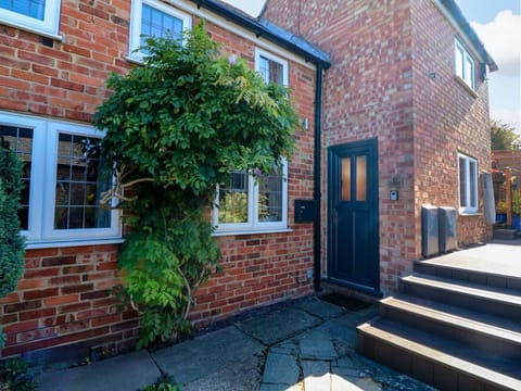 6 Brook Court