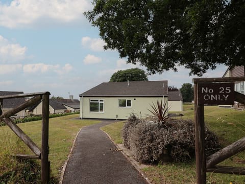 Harcombe House Bungalow – Pet Friendly with Wet Room