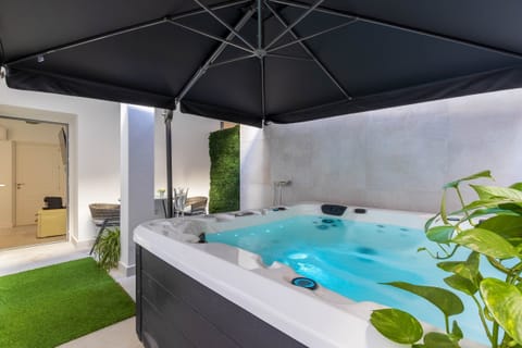 Indoor spa tub
