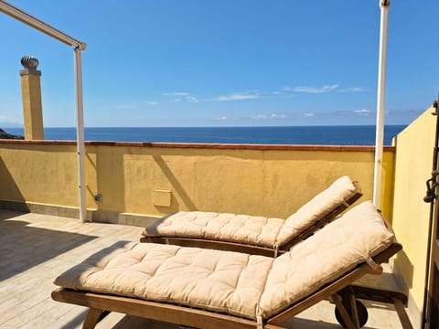 Furniture, Wood, Outdoor Furniture, Sea, Chair, Ocean, Shade, Sunlounger, Hardwood, Wood Stain