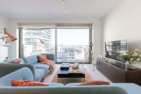 Bright living room with direct access to the terrace