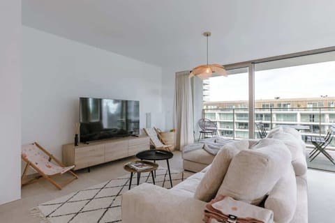 Bright modern living room – Spacious and inviting