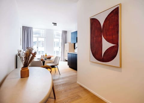 Stylish and bright living room with view on the vibrant city center