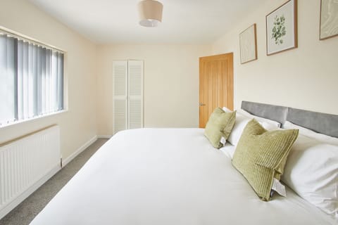 Highwood Avenue, Nottingham- Host & Stay