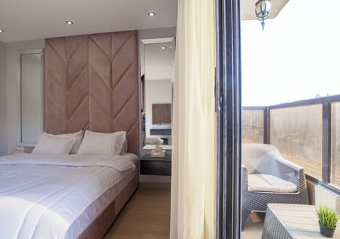 Apartment | In-room safe, iron/ironing board, free WiFi