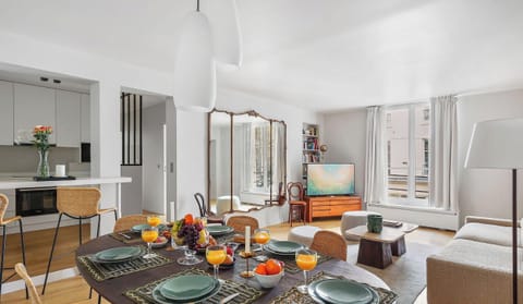 Ravis de vous accueillir au sein de cet appartement luxueux et charmant ! Profitez de son espace rare à Paris.