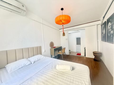 Deluxe Studio Suite | Desk, laptop workspace, free WiFi