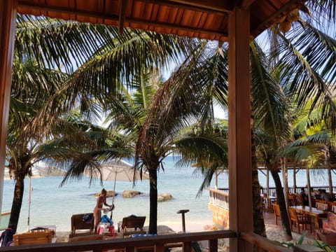 Bungalow, Beachfront | Minibar, in-room safe, desk, soundproofing