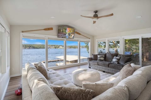 House, Multiple Beds, Patio (5877 Baydy Peak Rd) | Living area