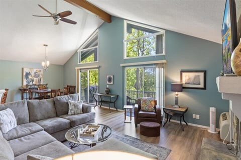 House, Multiple Beds, Patio, Pool View (147 Walkers Cay Dr) | Living area