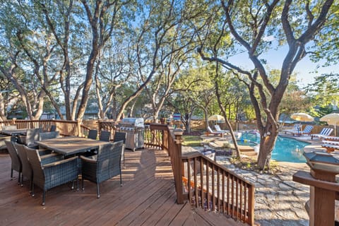 Family House, 5 Bedrooms, Pets Allowed, Pool View | Outdoor dining