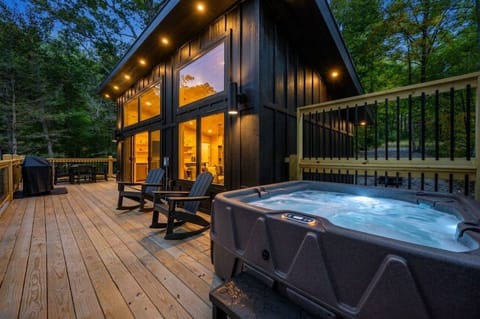 Private Hot Tub deck tucked in the woods