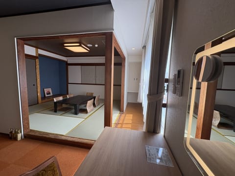 Deluxe Suite, City View | Interior
