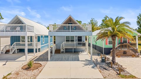 Exterior View/Parking/Balcony 