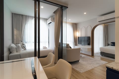 2 Bedroom Suite, 1 King and 1 Single | Living area
