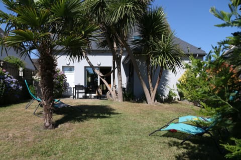 Private garden with a relaxation area, ideal for making the most of sunny days in Cancale