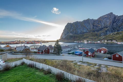 The view from the house is amazing! You have a direct view of Reinebringen.