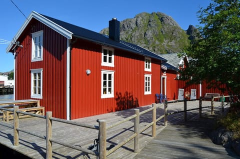 The cabin has a beautiful outdoor area with direct access to the docks.