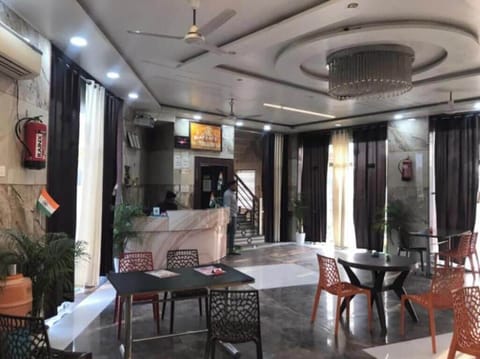 Superior Room, City View | Dining