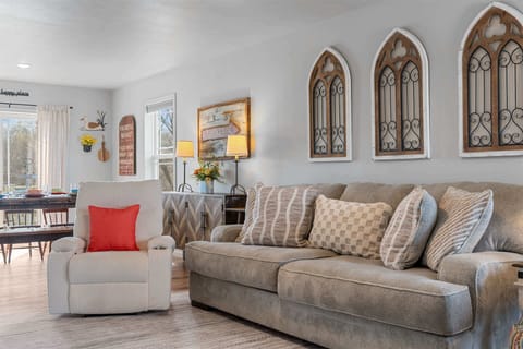 House, Multiple Beds, Hot Tub, Garden View (Trolly Inn) | Living area