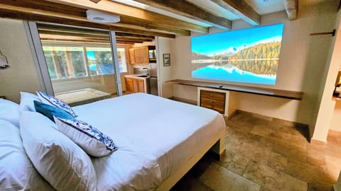 Luxury Room, Kitchenette, Tower | Blackout drapes, WiFi (free), bed sheets