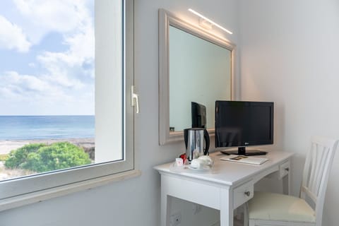 Junior Suite, Sea View | Minibar, in-room safe, desk, bed sheets