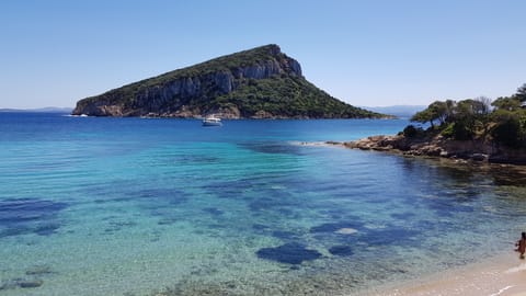 Beach nearby, white sand, 3 beach bars