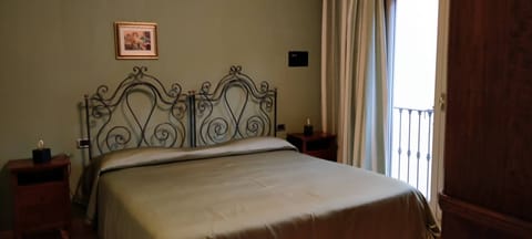 Business Room | Minibar, in-room safe, free WiFi, bed sheets