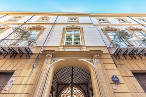 Apartment, 5 Bedrooms, Balcony | Exterior detail