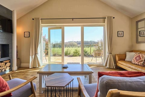 Mole Cottage, Swannington - Host & Stay