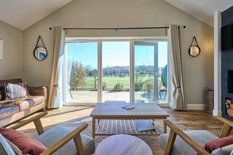 Toad Cottage, Swannington- Host & Stay