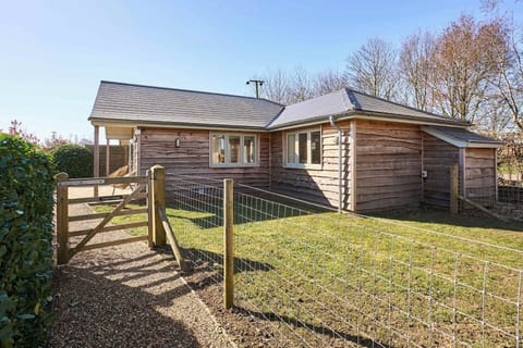 Toad Cottage, Swannington- Host & Stay