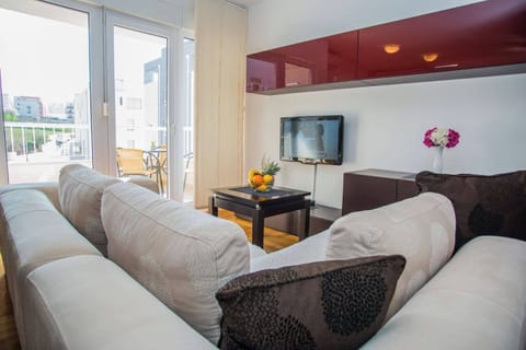 Apartment, Balcony, Sea View | Living room | 100-cm TV with satellite channels