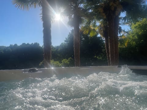 Outdoor spa tub