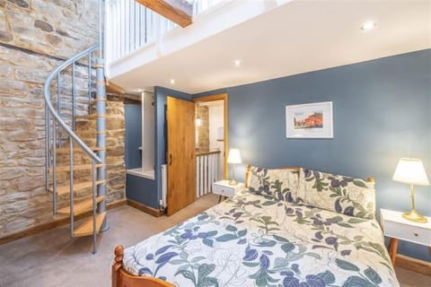 Cedar View, Whitby- Host & Stay