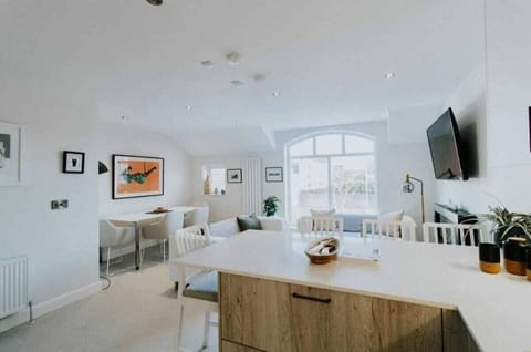 Apartment, 3 Bedrooms (Deluxe) | Living area | Flat-screen TV