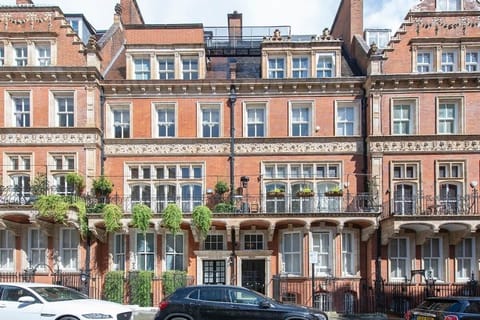 External: Our beautiful neighbourhood - 5 mins walk to Kensington Palace and Gardens, and Kensington High Street (including the London Underground Zone 1)