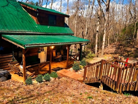 Duck`s Nest Retreat- 1br/1ba, Hot Tub, Wifi,Private Pond, Ocoee River area