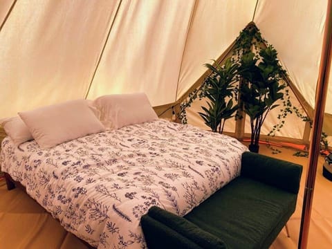 Full size bed 