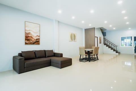 Boathouse 4 Bed Townhouse Fully Renovated Rawai (9463)