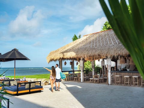 2 bars/lounges