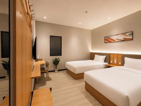 Deluxe Double Room Single Use | Minibar, desk, WiFi (free), bed sheets
