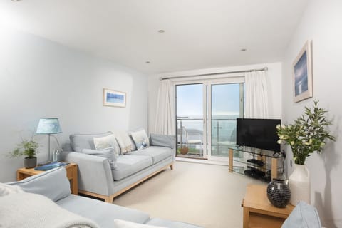 Living room with sea view balcony - 18 The Sands