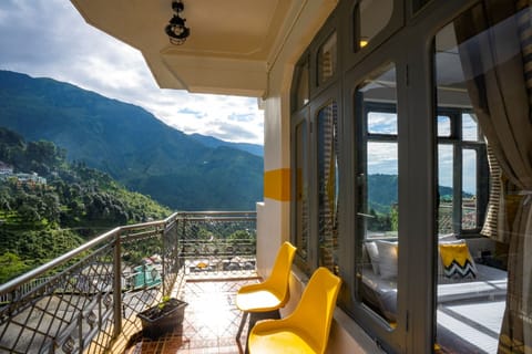 Standard Room with wide valley view | Balcony view